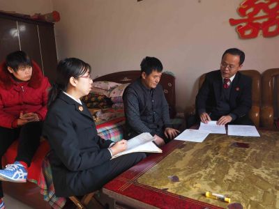 法官入村到户做被执行人思想工作